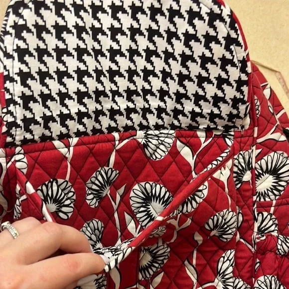Gently used Vera Bradley Red Floral Quilted Backpack - Deco Daisy pattern - Picture 4 of 5
